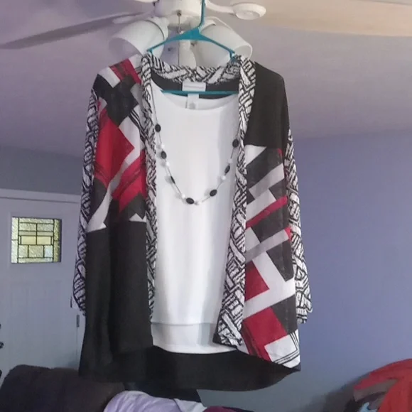 Beautiful blouse with built in cami and necklace - Picture 2 of 2